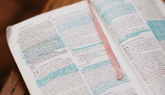Podčiarknuté a označené biblické verše v Biblii